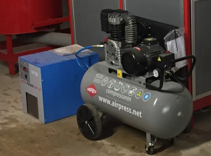 To filter and condition the compressed air, various components can be installed: